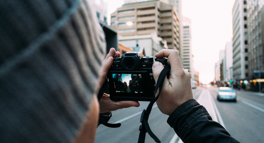 En tant que propriétaire d'entreprise avec un budget maigre, vous pouvez toujours lancer un plan de contenu de marketing vidéo impressionnant sans dépenser beaucoup d'argent. De nombreux logiciels de montage en ligne permettent en fait un accès de base gratuit. Si vous souhaitez profiter de plus de fonctionnalités, vous pouvez essayer le niveau pro ou premium. Heureusement, les prix dans ces niveaux ne cassent pas non plus la banque.