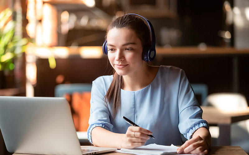 Apprendre une nouvelle langue peut vous aider à avancer dans votre carrière. En devenant bilingue et conversationnel dans une autre langue que votre langue maternelle, vous devenez plus précieux et intéressant pour un employeur potentiel. La capacité de converser avec des personnes du monde entier est une compétence précieuse qui permet d'améliorer la communication et les relations personnelles.