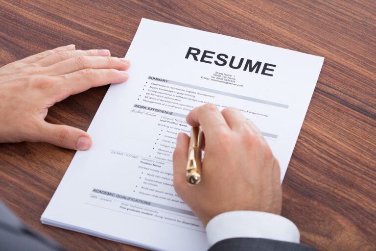 How to Write a Simple Yet Effective Resume – 2023 Guide
