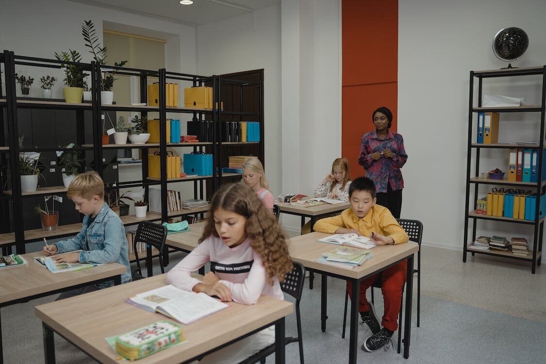 Our schools are near. Литературный праздник в школе. Детская библиотека Солнечногорск. Путешествие по библиотеке.